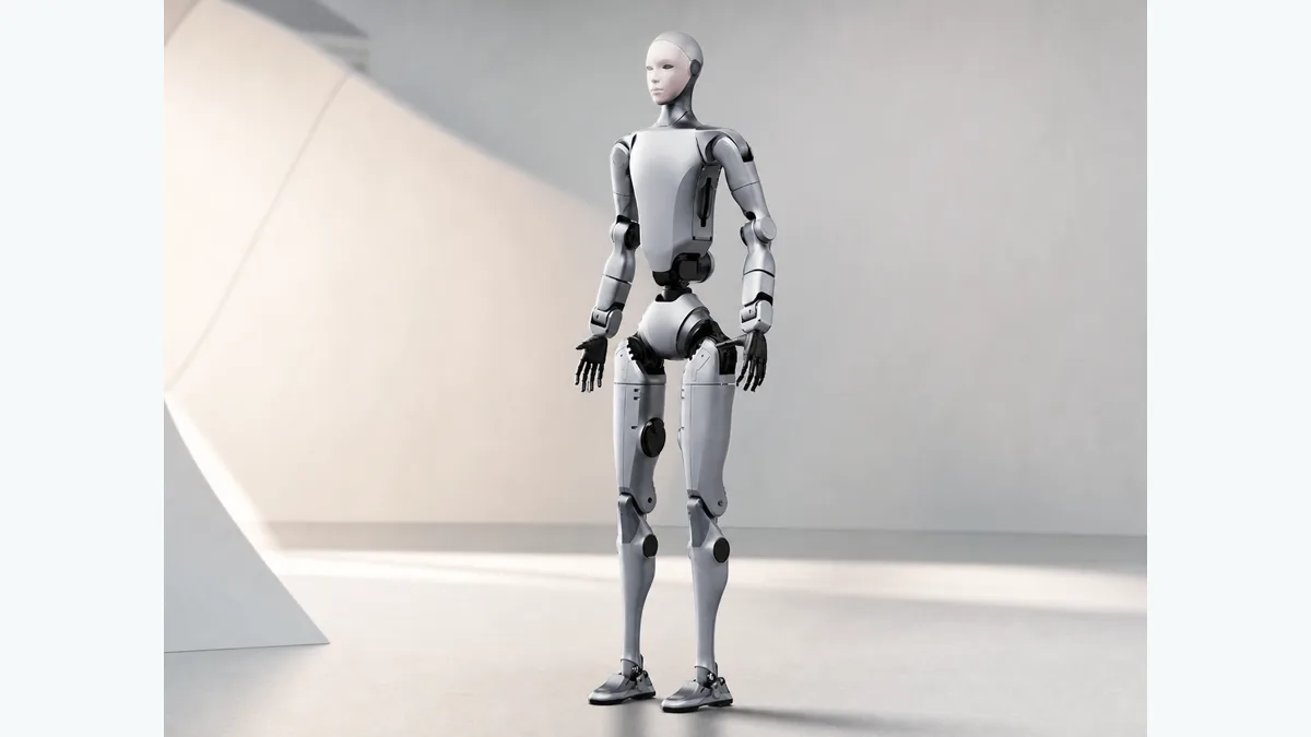 Robot humanoïde Unitree H2, grand corps argenté et visage bionique, présenté debout en studio